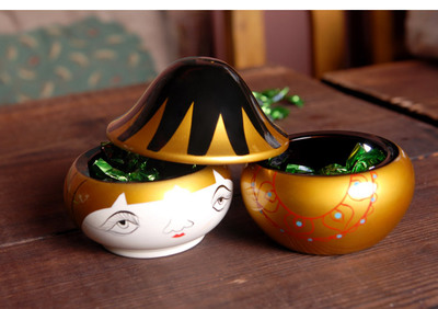 {“title”: “漆器糖果罐 酒店软装与家居工艺品的优选之选”, “content”: “在酒店软装与家居用品领域，工艺家居摆件正成为提升空间格调的重要元素。其中，漆器糖果罐凭借其独特的工艺美感与实用功能，受到越来越多采购商与家居爱好者的关注。义乌市紫光进出口作为一家专注漆器工艺品研发与销售的厂家，以厂家直销模式提供支持支付宝交易的糖果罐产品，为酒店软装与家居装饰提供了兼具品质与性价比的选择。\n\n漆器糖果罐的工艺特色\n漆器工艺在中国有着悠久历史，以天然漆或合成漆为原料，经多道工序涂覆、打磨、装饰